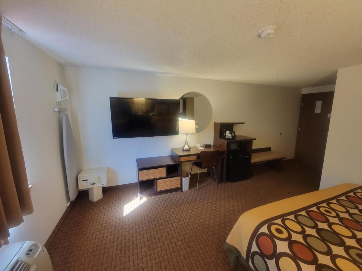Super 8 By Wyndham Cody Hotel Buitenkant foto
