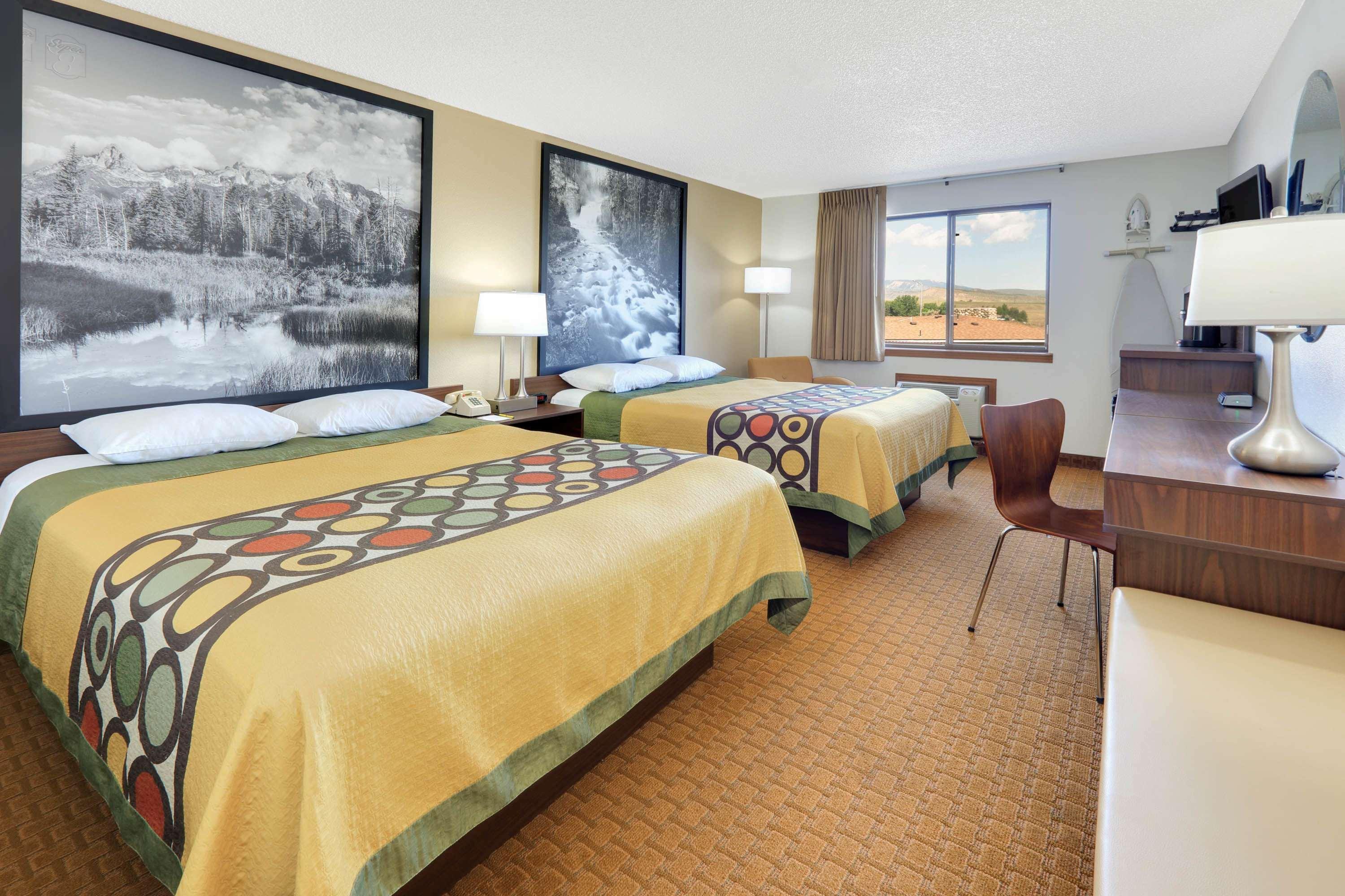 Super 8 By Wyndham Cody Hotel Buitenkant foto