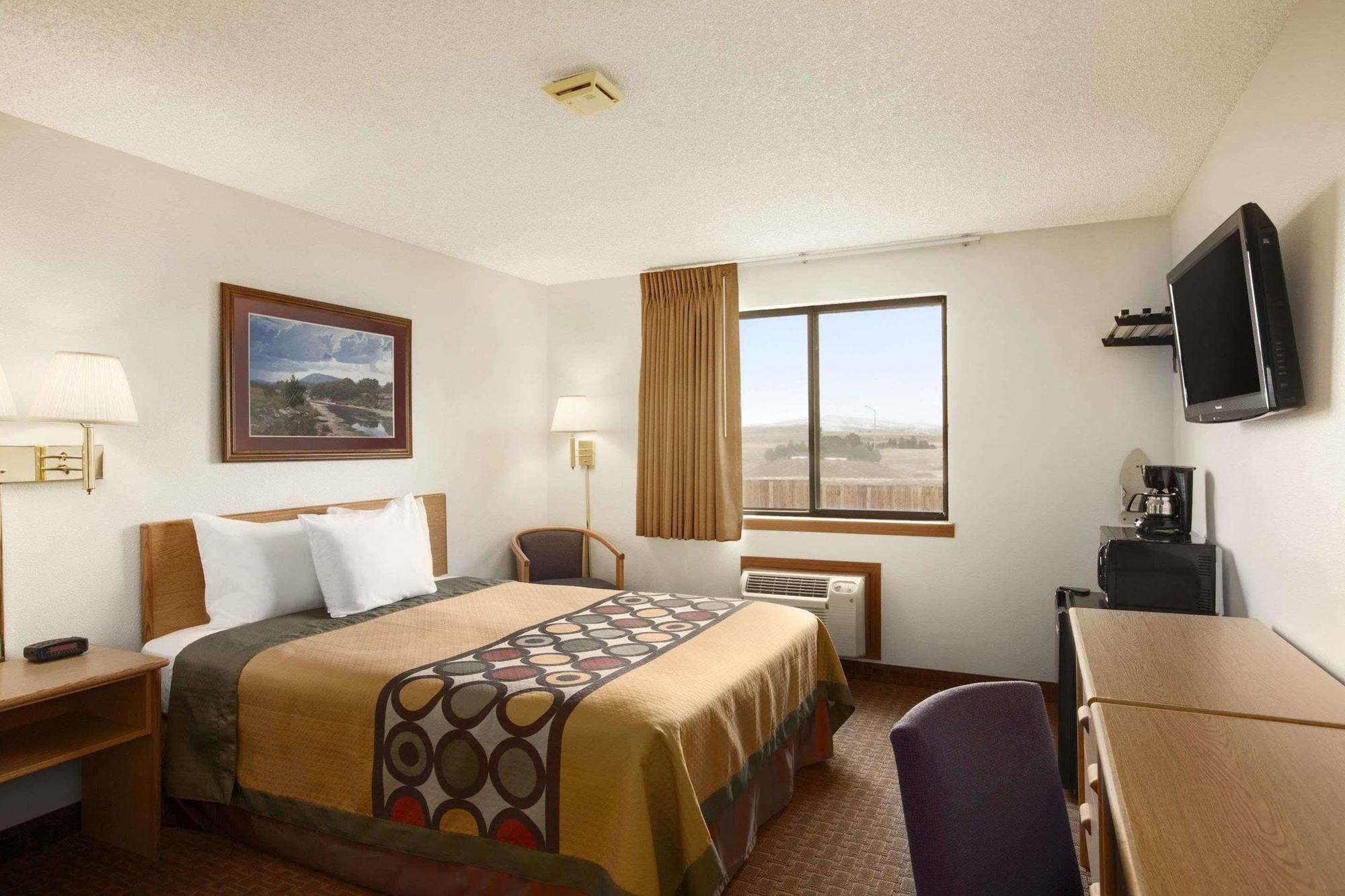 Super 8 By Wyndham Cody Hotel Buitenkant foto