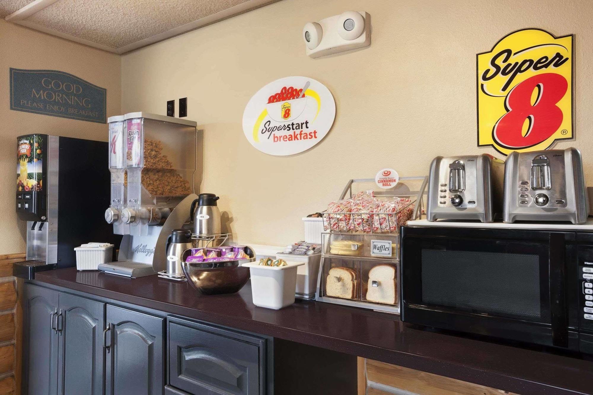 Super 8 By Wyndham Cody Hotel Buitenkant foto