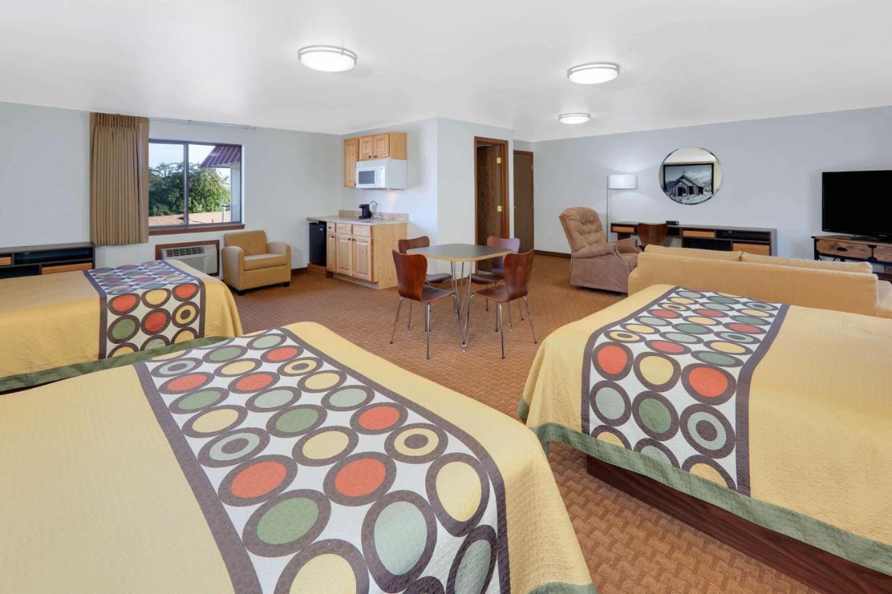 Super 8 By Wyndham Cody Hotel Buitenkant foto